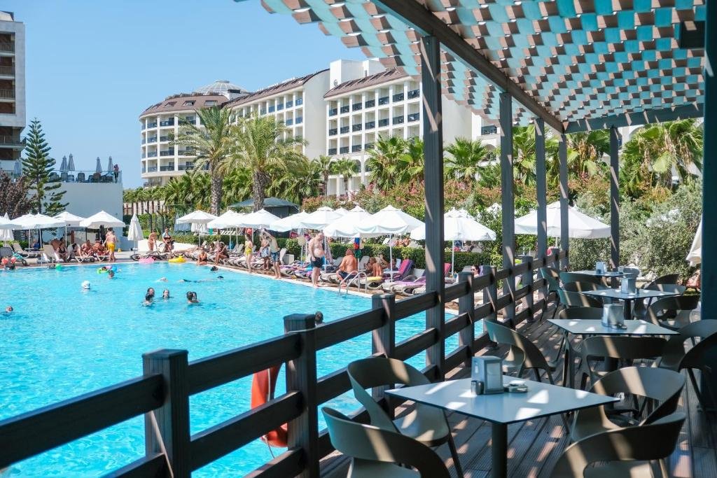 Hotel sa 5 zvjezdica — bazen i All Inclusive ponuda