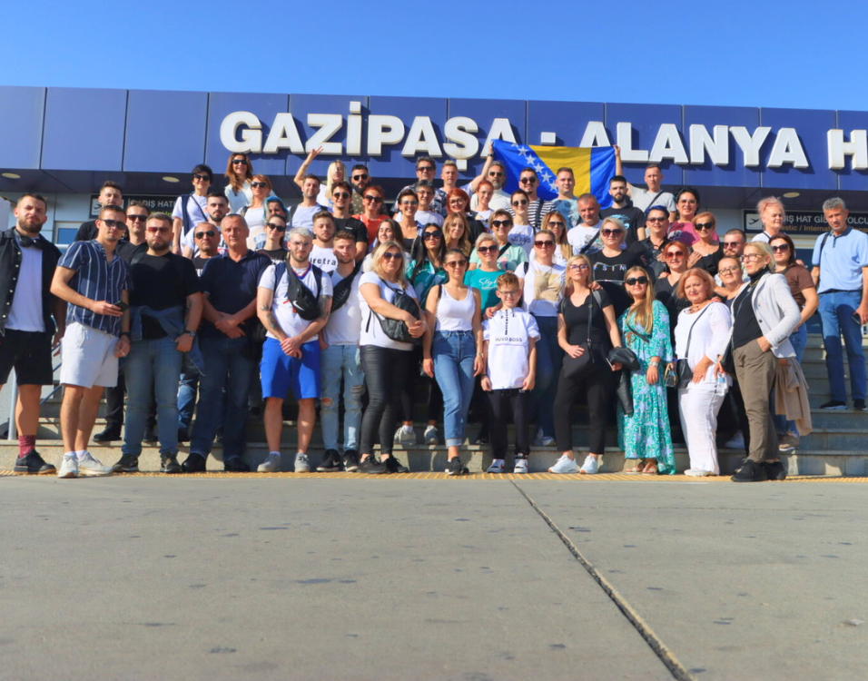 Velika grupa učesnika frizerskog putovanja na aerodromu