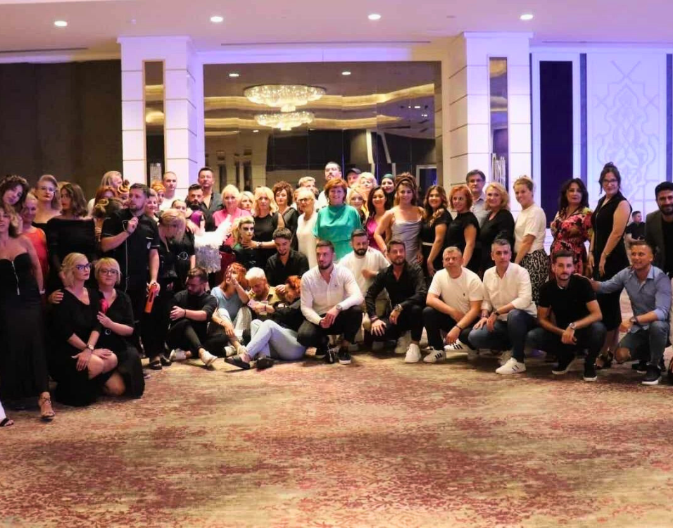 Učesnici okupljeni u hotelu tokom putovanja