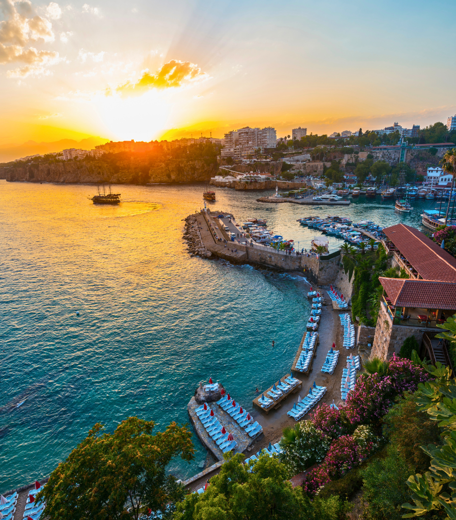 Pogled na obalu Antalije u zalazak sunca
